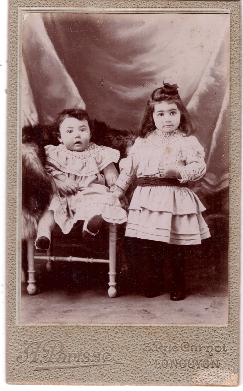 Deux jeunes enfants