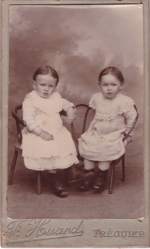 Deux petites filles assises