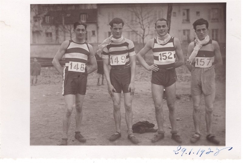 Quatre coureurs de cross-country d'un club non identifié