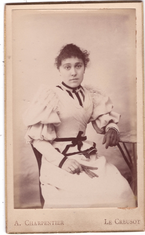 Femme dans sa jolie robe à manches gigot