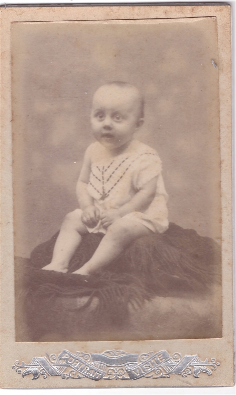 Bébé assis