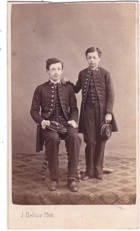 Deux frères (?) en uniforme de lycéen