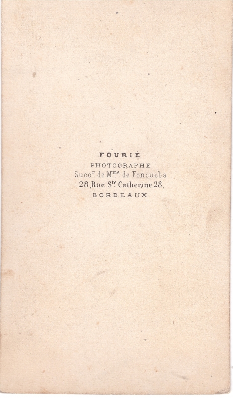 Femme debout près d'un meuble