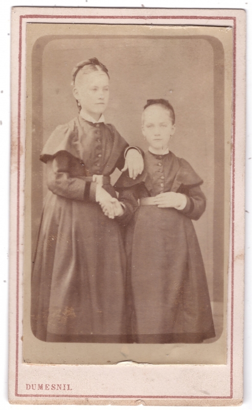 Deux soeurs (?) vêtues à l'identique