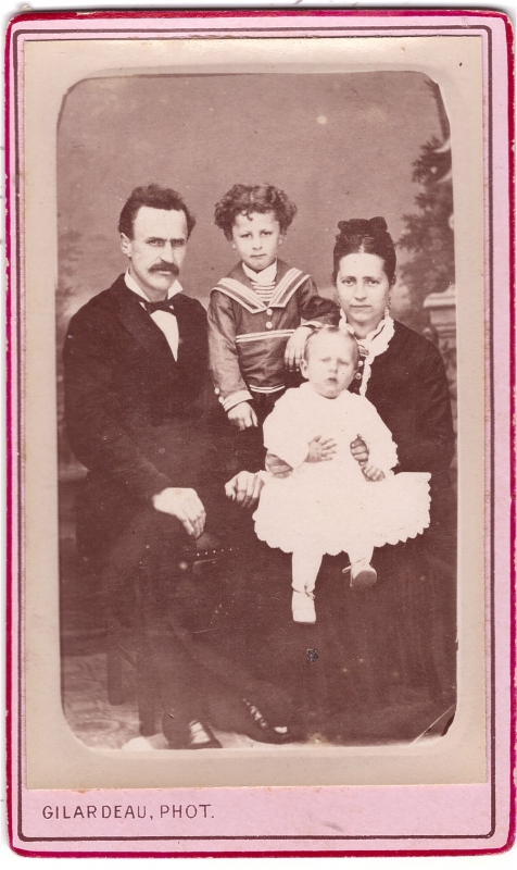 Couple posant avec leurs deux jeunes enfants