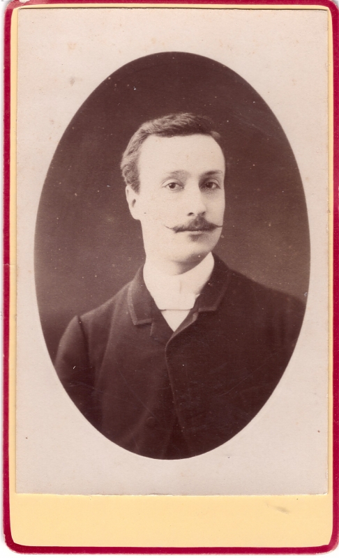 Homme  qui a une fine moustache