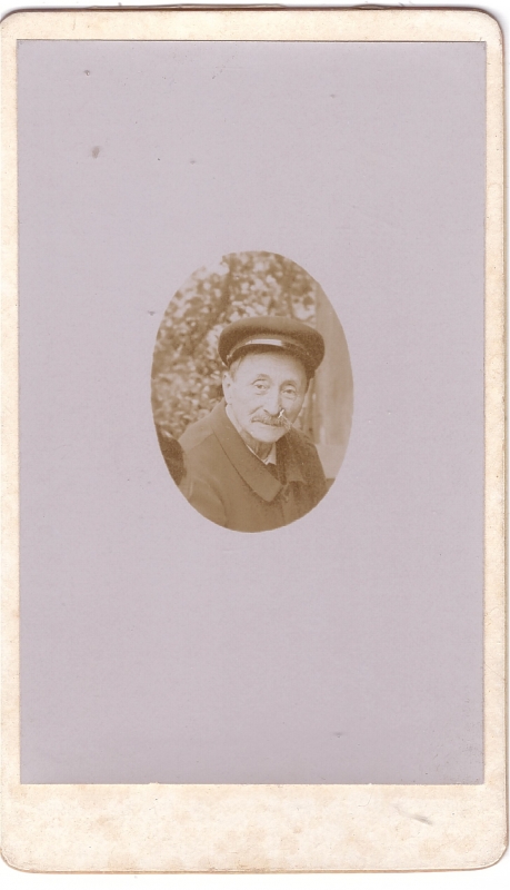 Homme âgé portant une casquette