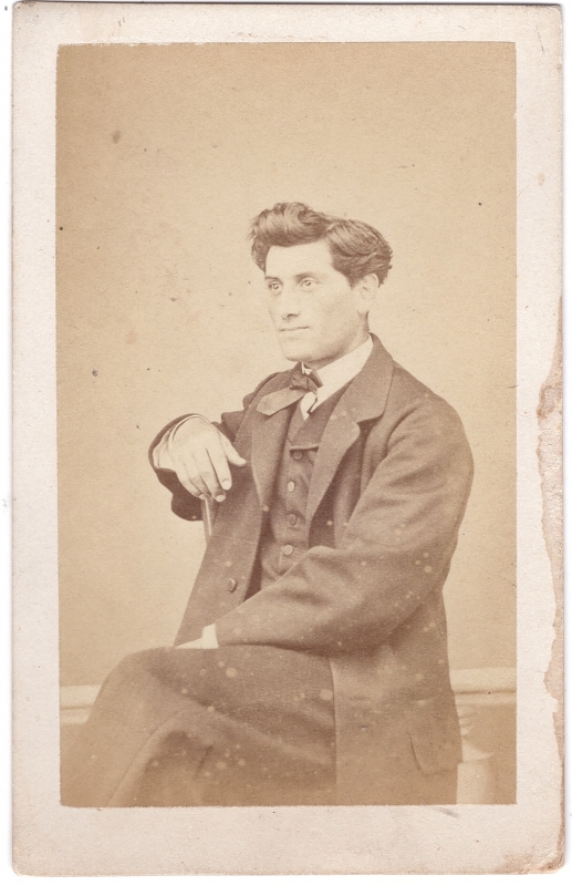 Homme coiffé d'une houppe