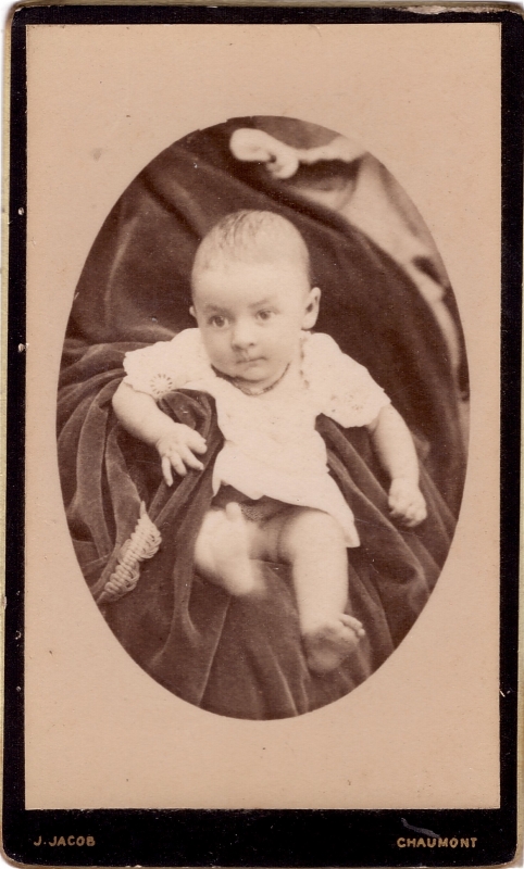 Bébé tenu par sa mère qui est cachée