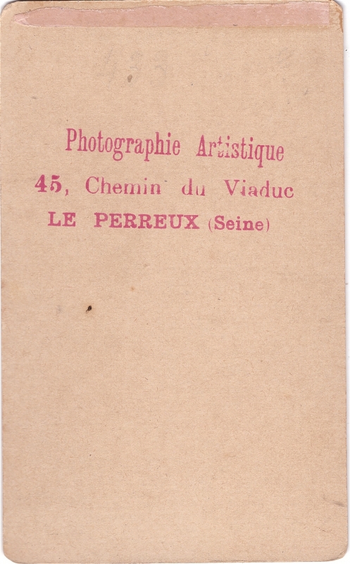 Enfant en blouse posant à côté de sa grande soeur (?)