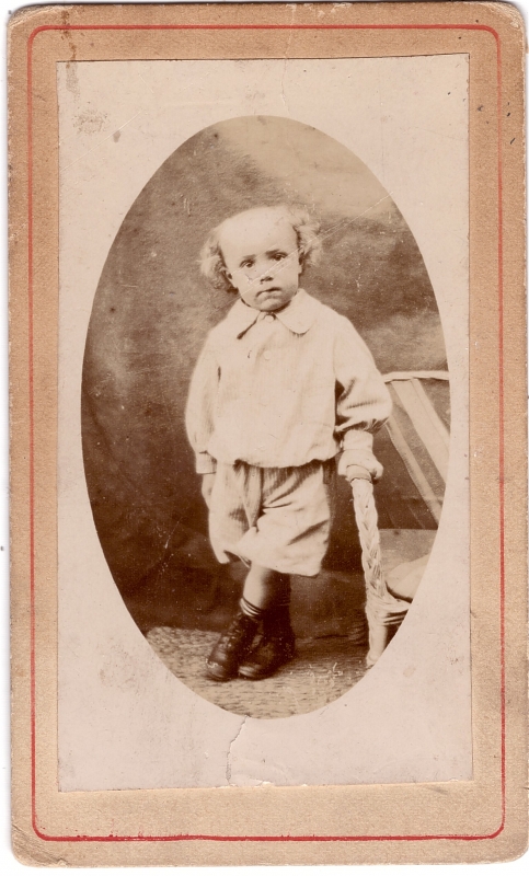 Enfant aux cheveux frisés