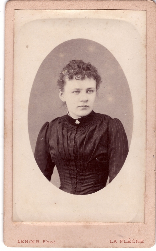 Jeune femme aux cheveux frisés