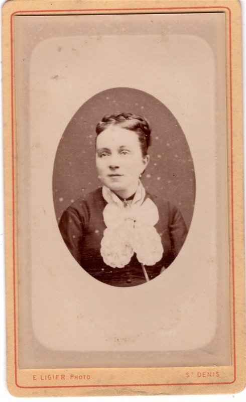 Femme portant un jabot de dentelle sur sa robe