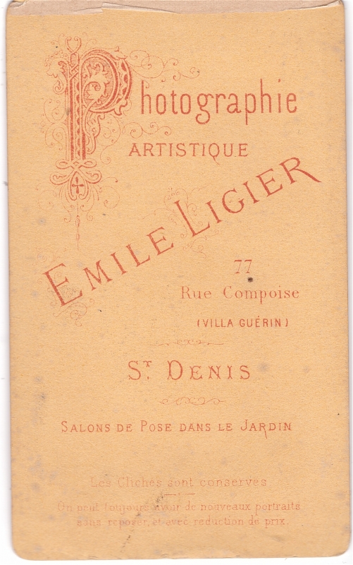 Femme portant un jabot de dentelle sur sa robe