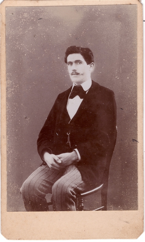 Homme jeune assis sur une chaise