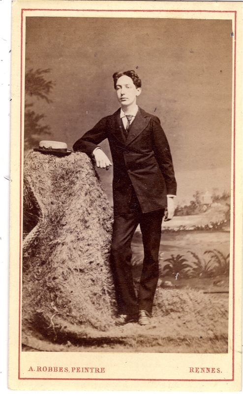 Jeune homme posant dans un curieux décor d'atelier