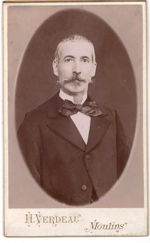 Homme au regard droit
