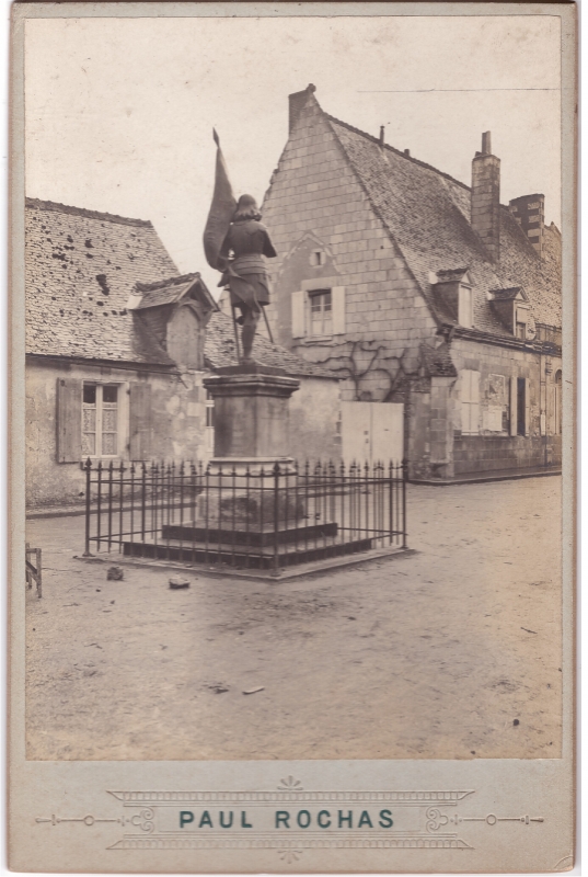 Statue de  Jeanne d'Arc à Sainte-Catherine-de-Fierbois 