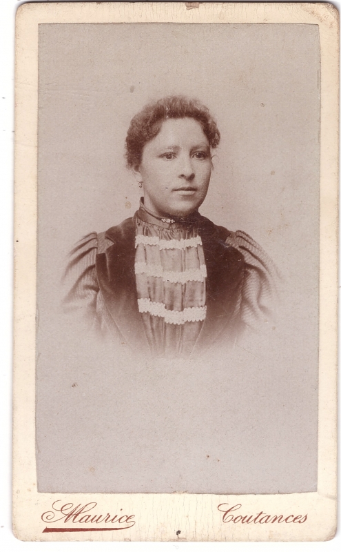 Jeune femme aux cheveux frisés