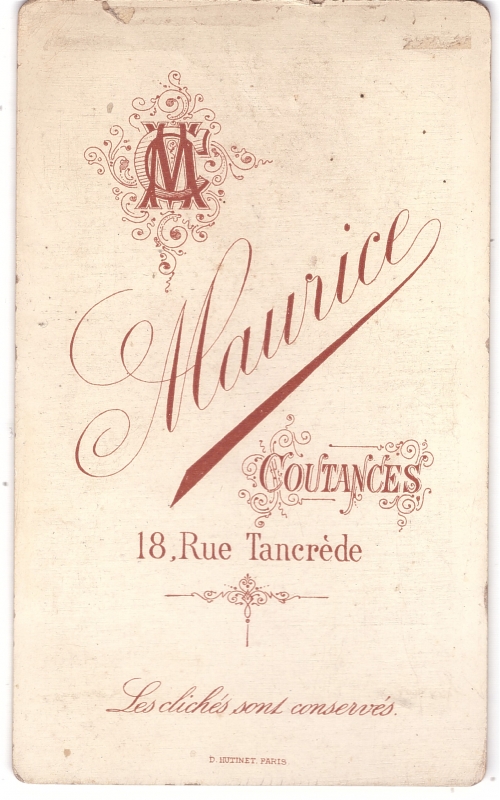 Jeune femme aux cheveux frisés