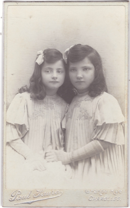 Deux fillettes aux cheveux longs