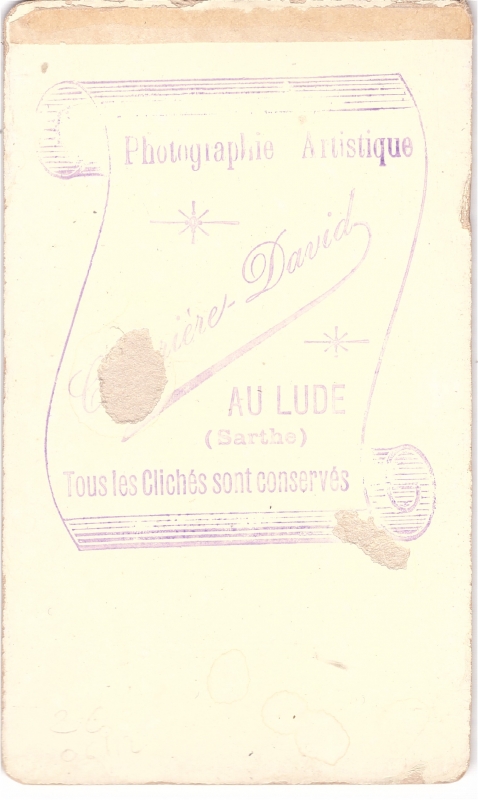 Adolescente déguisée tenant une baguette