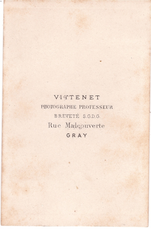 Homme assis portant un pantalon à rayures