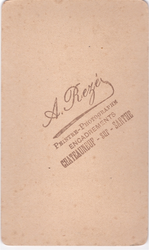 Bambin aux cheveux frisés