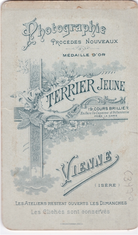 Garçonnet tenant un cerceau