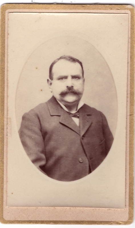 Homme moustachu aux cheveux courts