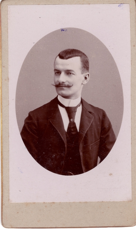 Homme de trois-quarts, cheveux courts et belle moustache