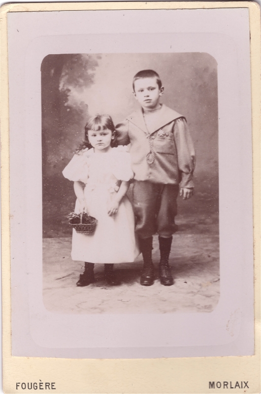 Garçon posant avec sa petite soeur.