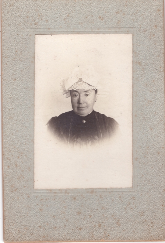 Femme portant une coiffe angevine
