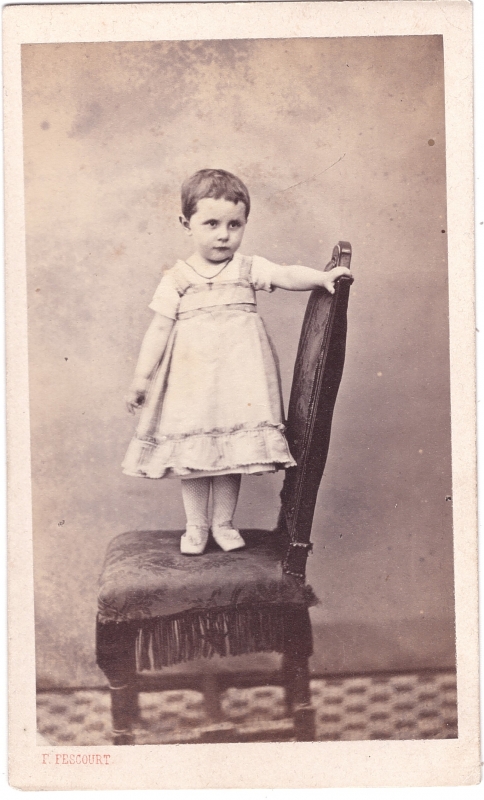 Enfant perché sur une chaise