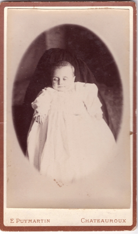 Enfant endormi dans une robe blanche (post-mortem ?)