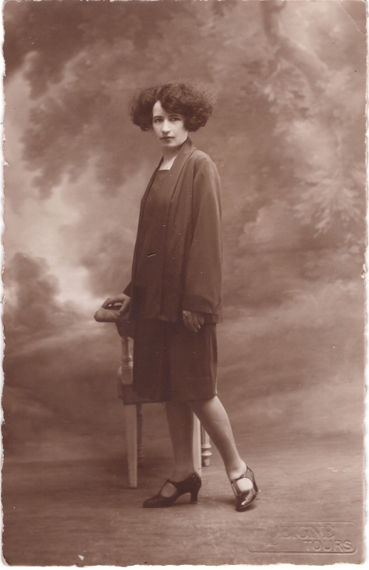 Jeune femme à la coiffure ébouriffante