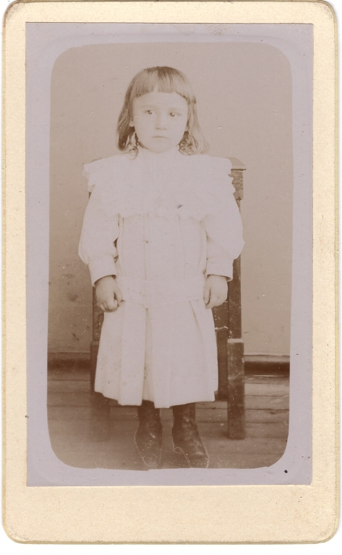 Fillette en robe blanche