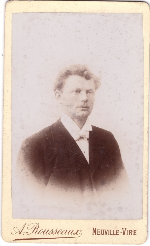 Homme portant un noeud papillon blanc