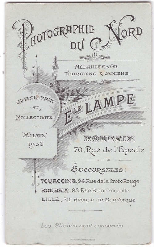 Jeune femme  qui porte le noir avec élégance