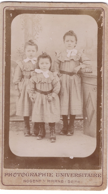 Trois soeurs prénommées Léa, Marie et suzanne