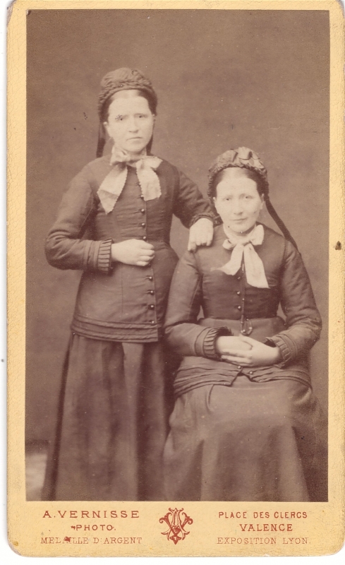 Deux soeurs (jumelles ?) habillées à l'identique