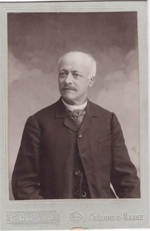 Homme  aux cheveux blancs et à la moustache bien taillée