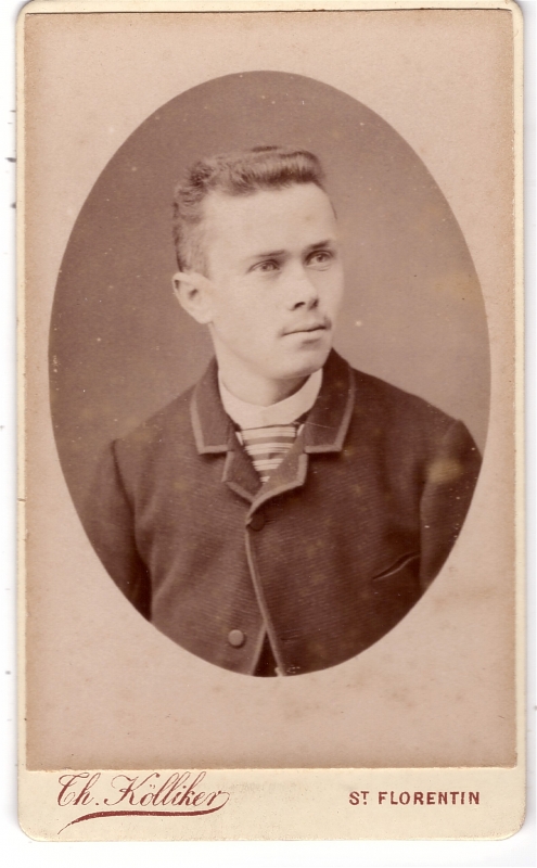 Jeune homme, fine moustache et cheveux ondulés