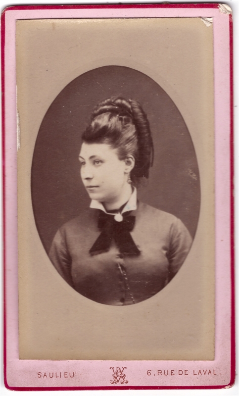 Jeune femme à la coiffure sophistiquée