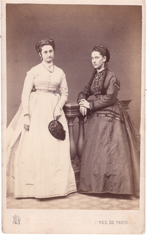 Deux jeunes femmes (soeurs ?)