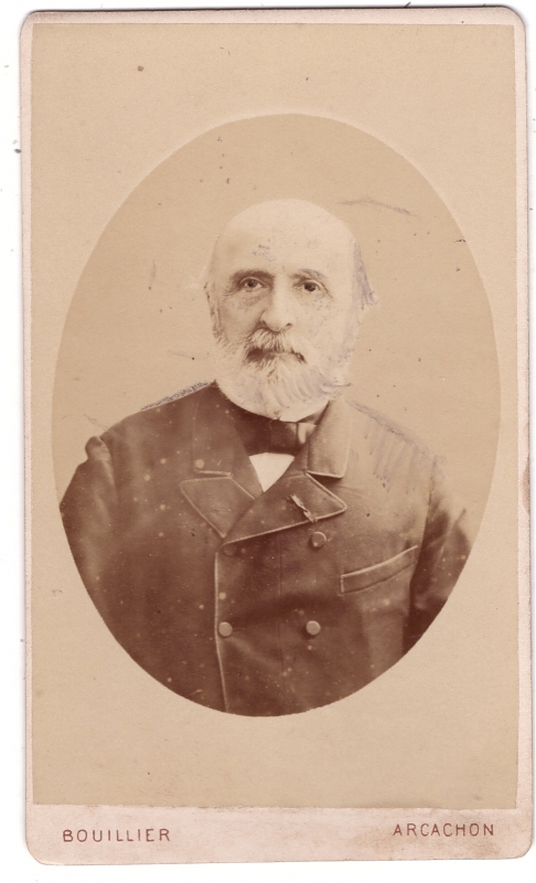 Homme âgé, chauve  avec une barbe blanche