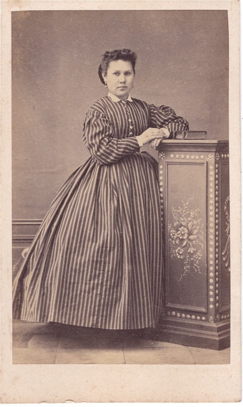 Jeune femme dans une robe à rayures