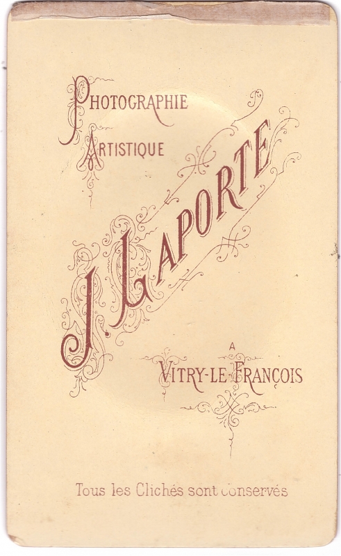 Jeune femme portant un camée autour du cou