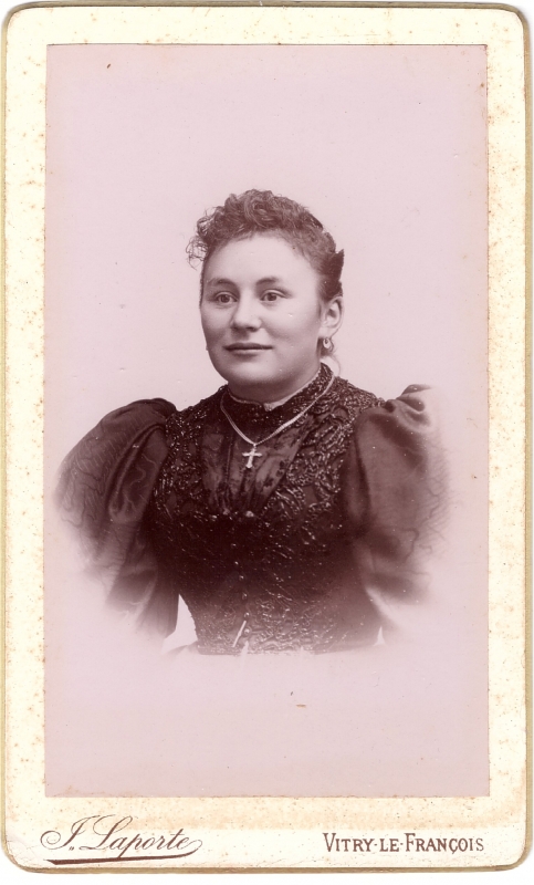 Jeune femme portant une robe à manches gigot