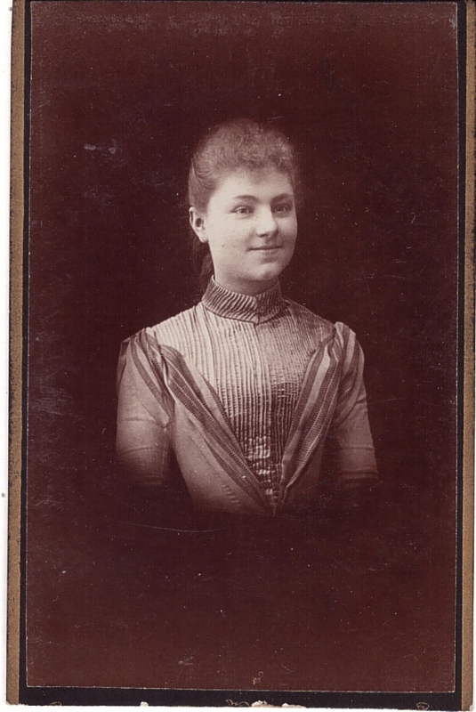 Jeune fille presque souriante aux cheveux frisés